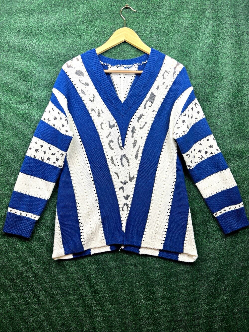 Women's Knit V-Neck Long Sleeve Sweater Medium